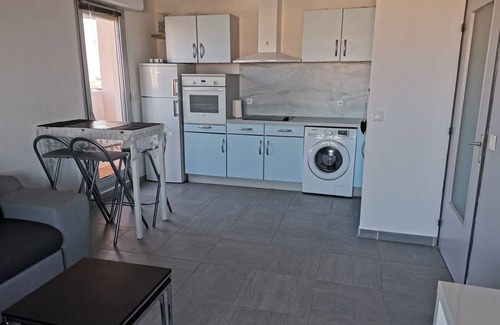 Le Port Apartment | Air-conditioned seafront apartment with marina and mountain views