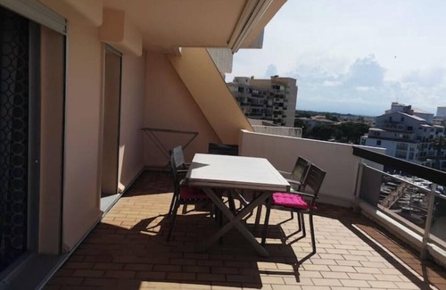 Le Port Apartment | Air-conditioned seafront apartment with marina and mountain views