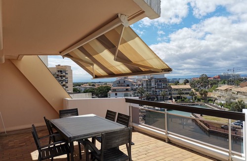 Le Port Apartment | Air-conditioned seafront apartment with marina and mountain views