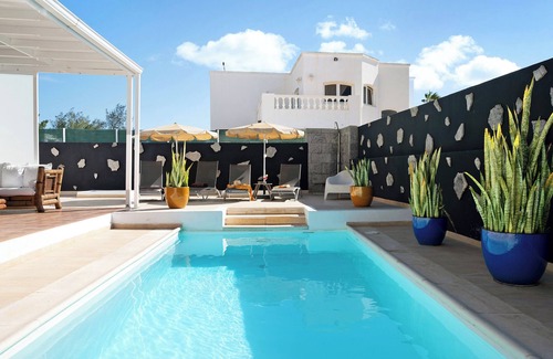 Costa Teguise Villa | Air-Conditioned Villa with Luxurious Pool Area & Terrace Close to Golf Course