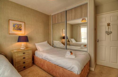 South Hayling Apartment | Air Maison - Modern 2 Bedroom wit Sea Views and Beach Access