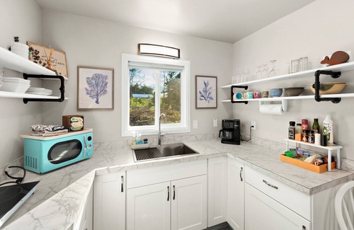 Keaau Apartment | AirCon, Modern STUDIO in fabulous Kaloli Point, next to Trailhead to Shipman Bch