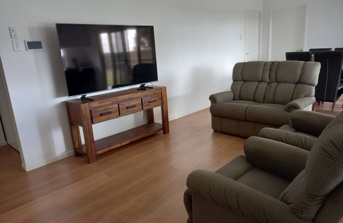 Kleinton House | Airconditioned large family home. Sleeps 8 and pet friendly.