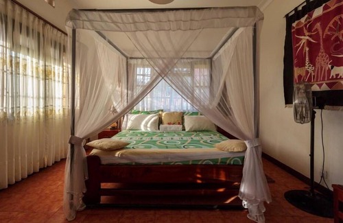 Entebbe House | Airport Guesthouse