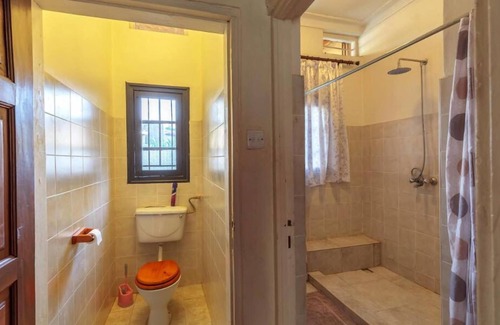 Entebbe House | Airport Guesthouse