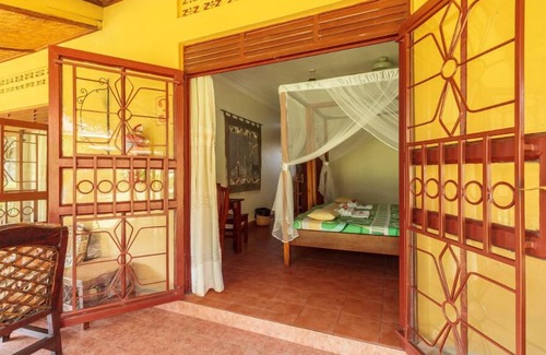Entebbe House | Airport Guesthouse