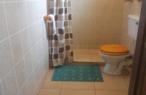 Entebbe House | Airport Guesthouse