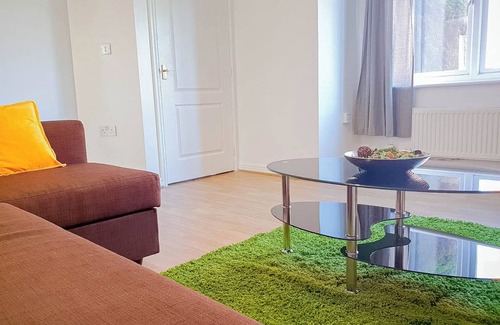 Broadheath Apartment | Airport Lounge - 3Bed 6 Persons