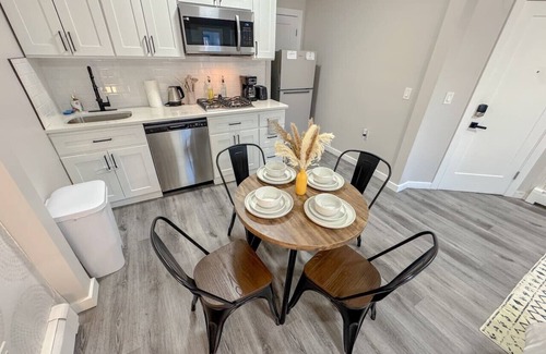 North Ironbound Apartment | Airport Studio: NY/NJ Charm