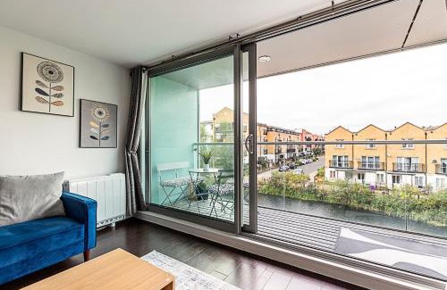 Tower Hamlets Apartment | Airy 2-Bedroom Flat with Balcony