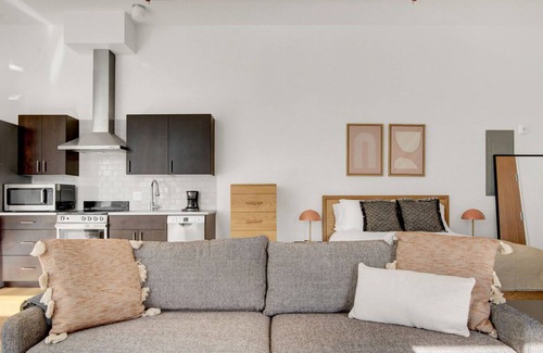 Cherry Creek Apartment | Airy Cherry Creek Studio w/ Lounge, W/D near 2nd Ave shops, by Blueground