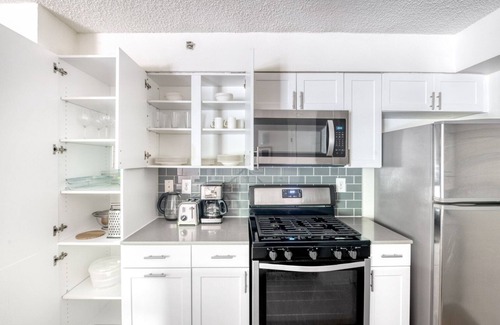 Exchange Place North Apartment | Airy Jersey City 1BR w/Gym, W/D & Elevator, near PATH, by Blueground