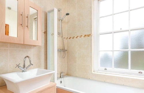 Askew Apartment | Airy Shepherds Bush Apartment