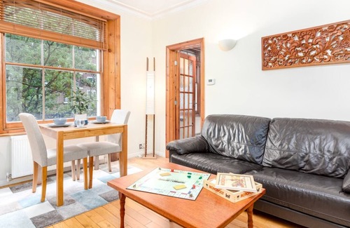 Askew Apartment | Airy Shepherds Bush Apartment