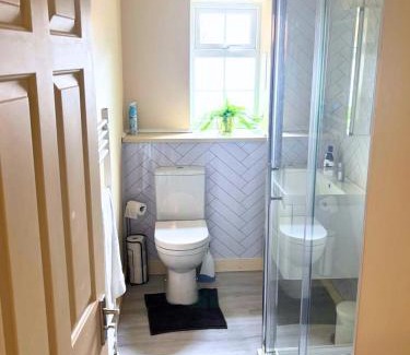 Whittington Apartment | Aisiki Stays Apartments at Colindale, Ground Floor, 2-Bedroom & 1-Bathroom, Pet Friendly, with Free Wi-Fi & Parking Space