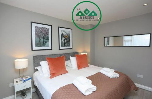 Hillingdon House | Aisiki Stays Apartments at Hillingdon, 3-Bedroom & 2-Bathroom, Pet-Friendly House with Garden, King or Twin Beds with Free Wi-Fi and Parking Space