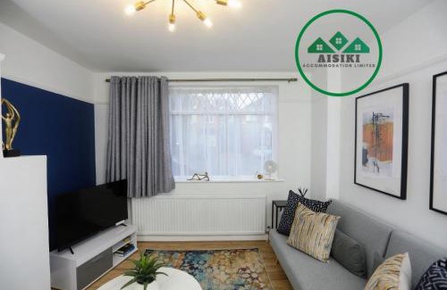 Hillingdon House | Aisiki Stays Apartments at Hillingdon, 3-Bedroom & 2-Bathroom, Pet-Friendly House with Garden, King or Twin Beds with Free Wi-Fi and Parking Space