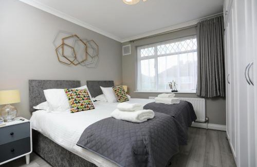 Hillingdon House | Aisiki Stays Apartments at Hillingdon, 3-Bedroom & 2-Bathroom, Pet-Friendly House with Garden, King or Twin Beds with Free Wi-Fi and Parking Space