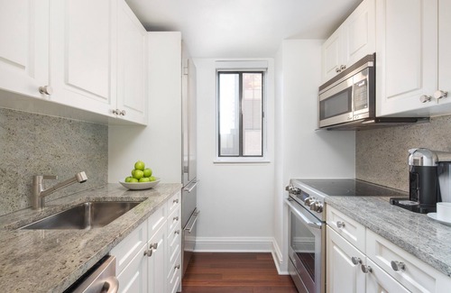 Sutton Place Hotel | AKA Residences Newly Renovated Premium Suite w/WiFi & Access to Gym & Pool