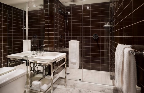 Sutton Place Hotel | AKA Residences Newly Renovated Premium Suite w/WiFi & Access to Gym & Pool