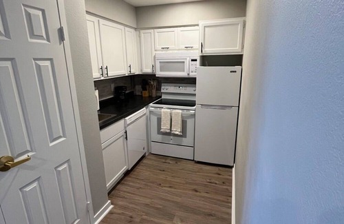 South Central Omaha Apartment | Aksarben 1 Bedroom-Close to I-80!