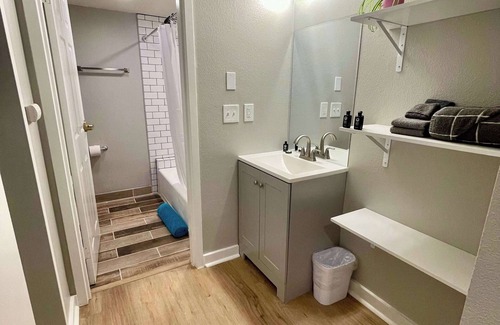 South Central Omaha Apartment | Aksarben Modern 1Bed ground level with parking