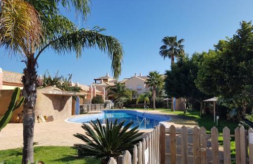 Bolonia House | Akutuna - Casa Familiar con Piscina , Garaje & Pista de Padel