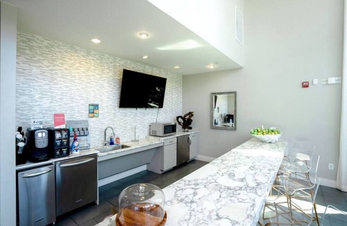 Terrell Heights Apartment | Alamo Chic King Bed Refreshing Office Desk w/Pool