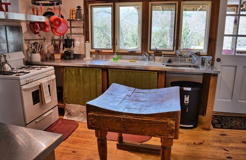 Foscoe Ski Chalet | Alamo River House-Open for Bookings!River Front with HOT TUB!