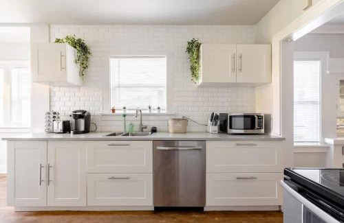 King House | Alberta Arts Gem - 2BR - 2BA - Prime Location