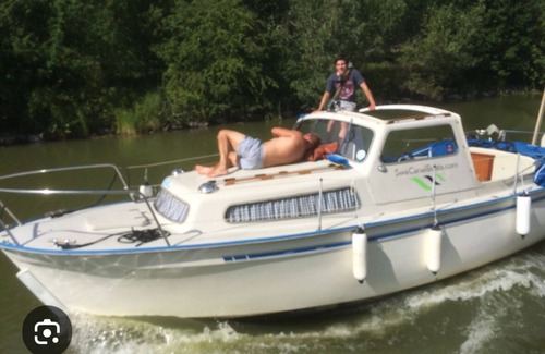 Chelan Boat Rental | Albin 25 Trawler on Beautiful Lake ChelannCamp at dockside or explore uplake.