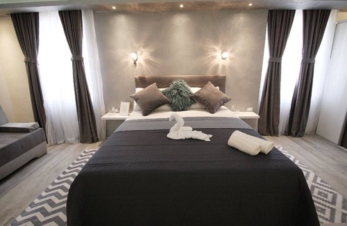 City Center House | Alessio Premium Rooms - Triple Bedroom