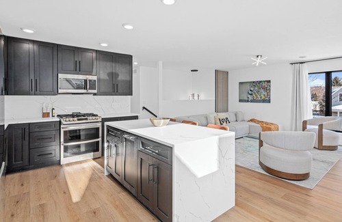 Minneapolis Apartment | Aleyeh suites Top floor unit3
