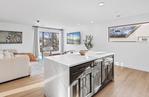 Minneapolis Apartment | Aleyeh suites Top floor unit3