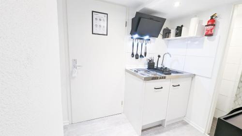 Ludwigsburg Apartment | ALFA Ludwigsburg City Apartment 3 Zimmer für 5 Personen l Parkplatz l Bad I Küche l WIFI & SmartTV l Parking l Bathroom l Kitchen