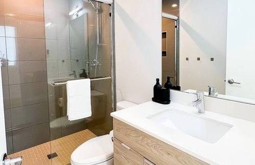 North Admiral House | Alki Beach Townhome A/C rooftop deck kids-friendly!