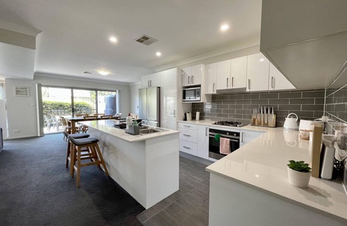 Wallsend House | Alkira - Bright & Sunny townhouse. 5 mins from M1 & 20 mins from Newcastle CBD