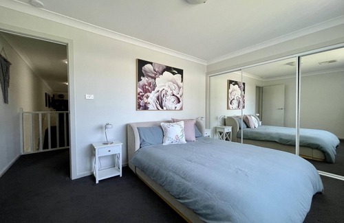 Wallsend House | Alkira - Bright & Sunny townhouse. 5 mins from M1 & 20 mins from Newcastle CBD