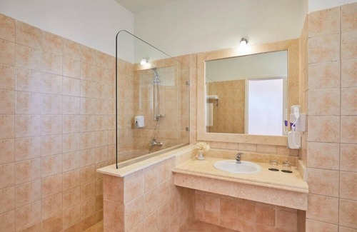 El Quseir Hotel | All-Inclusive Vibes | 4 Sea-view Rooms w/Pool Bar, Yoga, Tennis & Beach Access