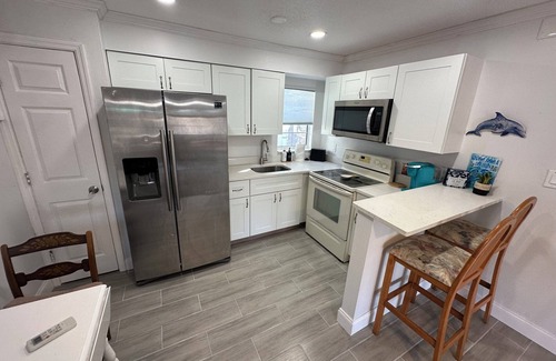 Island Estate Hotel | ALL NEW Charming Couples Beach Getaway!