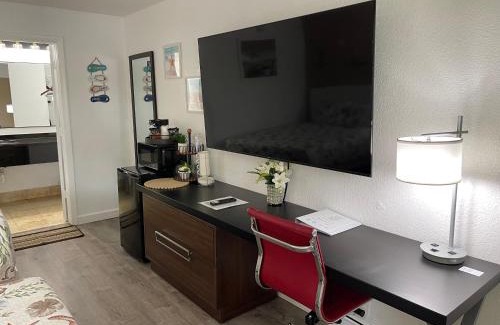 Trailer Estates Apartment | All-New, Heated Pool, Tiki Bar & Grill, Great Wifi