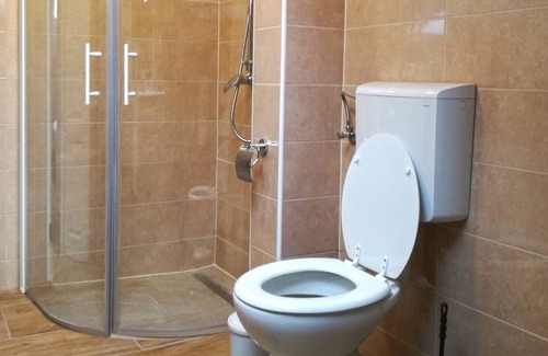 Lukoran Apartment | All New Seafront Apartment Yvonne, Sleeps 5
