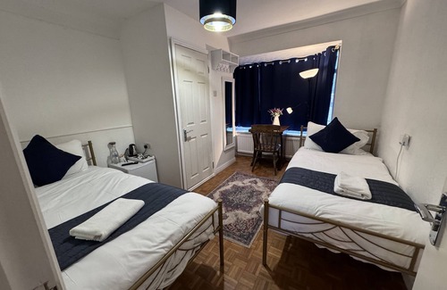 Hookwood House | All Seasons Gatwick Guest House