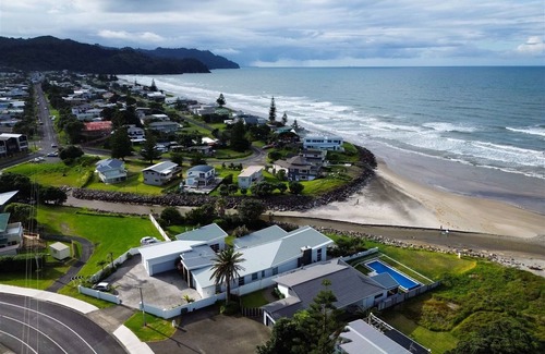 Waihi Beach House | ALL THE 3'S @ NUMBER 3