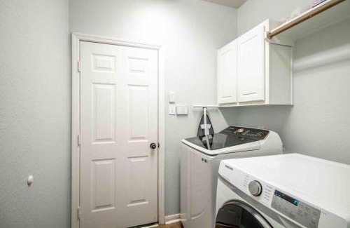 College Park House | ALOHA! Hawaii in The Woodlands 5BD/3BA Sleeps 10
