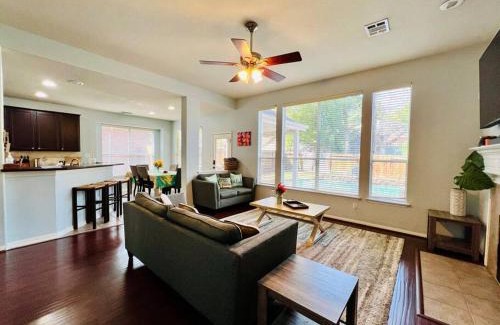 College Park House | ALOHA! Hawaii in The Woodlands 5BD/3BA Sleeps 10