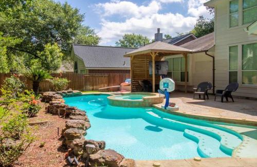 College Park House | ALOHA! Hawaii in The Woodlands 5BD/3BA Sleeps 10