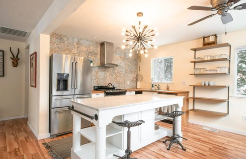 Incline Village Cabin | Alpine Bay by AvantStay | 5mins To Diamond Peak Skiing w/Expansive Deck