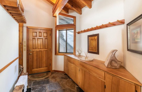Alpine Meadows Cabin | Alpine Bliss- Stylish, Dog Friendly, Plus Seasonal Ski Shuttle