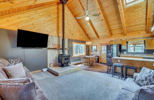 Alpine Cabin | Alpine Cabin w/Deck: 3 Mi to Luna Lake!